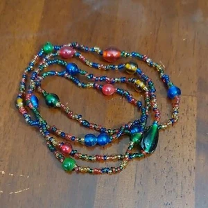 Bracciale o collana vintage perle di vetro multicolore luminose lunghe 34 pollici - Foto 1 di 6