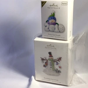 HALLMARK KEEPSAKE 2010 SNOMAN ORNAMENTI SET DI 2 NUOVI CON SCATOLA - Foto 1 di 12
