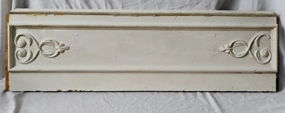 Manto de roble victoriano pintado panel superior frontón con tallas aplicadas 43 1/4" de ancho Foto 1 de 4