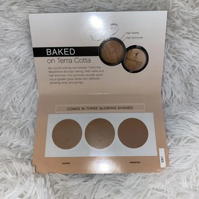 Tarjeta de una muestra de bronceadores frente a la playa de Younique Foto 1 de 3