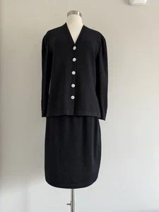 ST. JOHN 2-TEILIGER PULLOVER MIT KNOPFLEISTE UND V-AUSSCHNITT/ROCK MIT ELASTISCHEM BUND GRÖSSE 6/10 - Bild 1 von 12