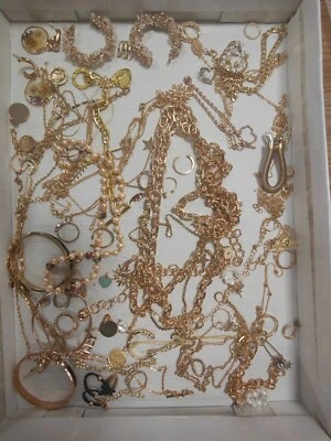 Lot Bijoux 510Grs ancien divers Jewellery doré Plaqué? or 18k? Rare Vintage A110 - Immagine 1 di 4