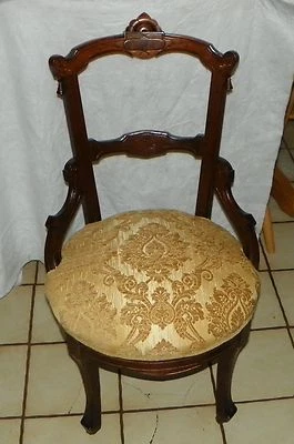 Cadeira lateral/cadeira de salão esculpida em nogueira John Jelliff (SC175) - Imagem 1 de 4