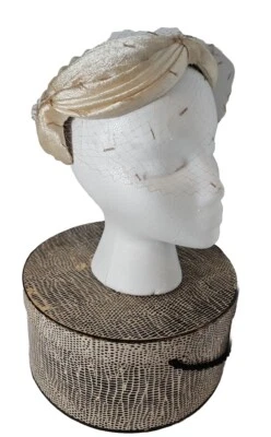 Sombrero de boda de satén champán de los años 50 exclusivo de MARCHE Foto 1 de 4