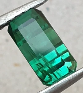 Tormalina naturale dall'Afghanistan 1,55 crt colore verde - Foto 1 di 6