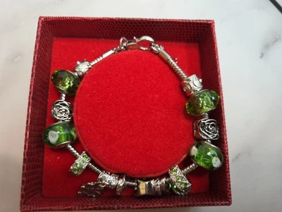 NUEVO - PULSERA CON ENCANTO VERDE GLAMOUR Y BRILLO - Nuevo en caja Foto 1 de 3