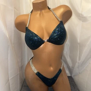 NPC competizione FIGURINA posa tuta TEAL ologramma 32B fondo piccolo - Foto 1 di 4