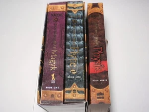 Septimus Heap Series Book 1 Magyk, 2 Flyte, 3 Physik by Angie Sage *USED* - Bild 1 von 4