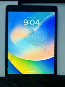 Apple iPad 📱 7th Gen 32GB Wi-Fi SpaceGray - Flawed Screen - Picture 1 of 7