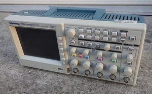 Tektronix TDS2014B 100MHz 1GS/s Four Channel Oscilloscope Used Japan - Picture 1 of 3