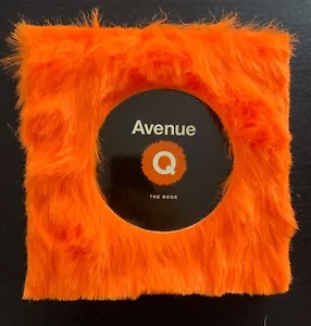 AVENUE Q THE BOOK - 1ST ED. - 2006 - FUZZY COVER - HYPERION PUB. - Foto 1 di 16
