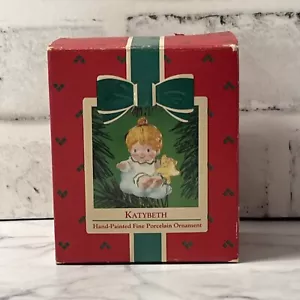 Adorno de recuerdo con sello de porcelana Katybeth Angel 1984 - Imagen 1 de 4