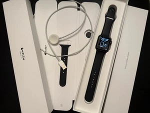 Apple Watch Series 3 42mm Aluminiumgehäuse-Space Grau mit Sportarmband Schwarz - Zdjęcie 1 z 6