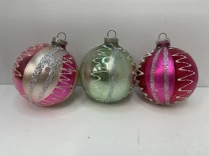 3 adornos vintage de bolas de vidrio navideño D.B.G.M. Tapas de plástico de Alemania Occidental - Imagen 1 de 7