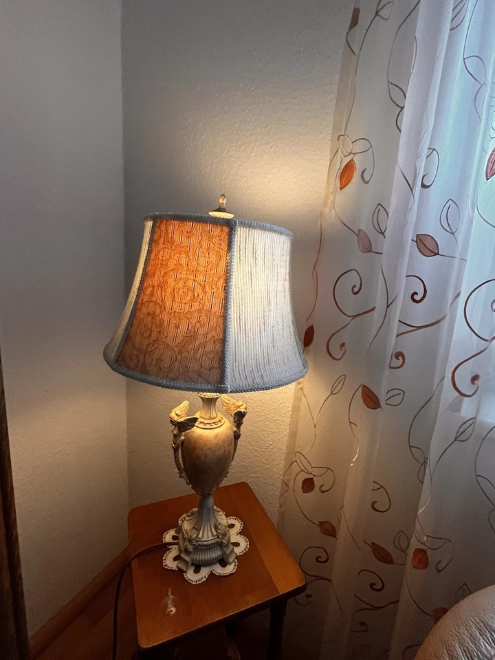 Antike Tischlampe mit Engelfiguren – inkl. Leuchtmittel, funktionstüchtig - Bild 1 von 4