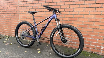 TREK ROSCOE 6 HARDTAIL MOUNTAIN BIKE 2024 IN PURPLE FLIP - EXCELLENT CONDITION - Image 1 of 4