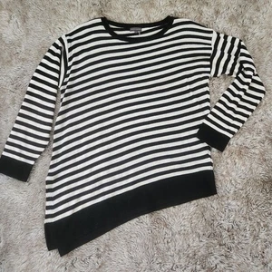 Vince Camuto Black and White Striped Crewneck Asymmetric Hem 3/4 Sleeve Sweater - Picture 1 of 10