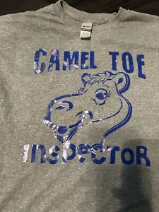 Neu Herren T-Shirt Gildan XL Camel Toe Inspector grau T-Shirt Gag Geschenk lustig - Bild 1 von 7