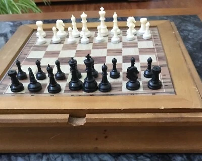 Tablero de madera tallada 10” caja plástico Staunton magnético mini negro blanco juego de ajedrez  Foto 1 de 4