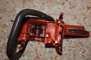 CARTER MOTORE CON MANICO PER MOTOSEGA HUSQVARNA 445 - 450   ORIGINALE USATO - Foto 1 di 5