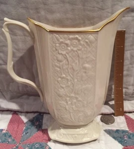 Lenox dekorativer geprägter Krug mit Elfenbein & Goldrand floral geprägt - Bild 1 von 8