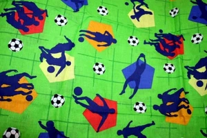 SOCCER PLAYERS ON GREEN - 100% COTTON FABRIC - Picture 1 of 5