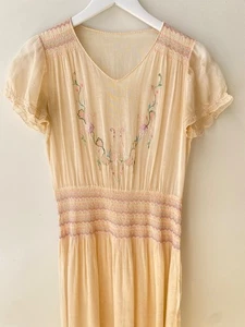 Vestido húngaro años 1920-30 coral pálido gasa transparente floral temático bordado a mano MD - Imagen 1 de 11