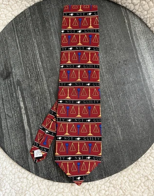 Corbata para hombre Need A Lawyer NO CULPABLE Vicky Davis 100 % seda EE. UU. Foto 1 de 3