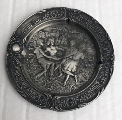 "Plato alemán SKS 95 % estaño ornamentado peltre 4 3/4"" diseño sks parejas bailando" Foto 1 de 4