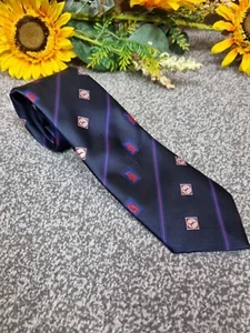Spectrom Cravatta Uomo Vintage Collo, Blu Navy, Cervo e Logo Alato Rosso Argento - Foto 1 di 4