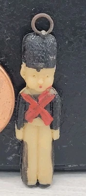 Vintage celuloide SOLDADO COLONIAL O BRITÁNICO chicle encanto premio joyería  Foto 1 de 3