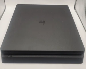 Tolle Sony PlayStation 4 Slim PS4 Schwarz Konsole AW-CB262 CUH-2115B Bundle - Bild 1 von 6