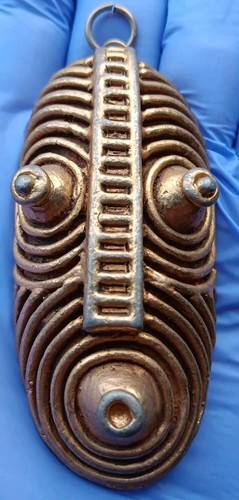 Ciondolo medaglione vintage Givenchy tono oro tribale primitivo voodoo magia africana