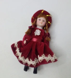 Muñeca de porcelana adorno rojo vestido sombrero Navidad 5" - Imagen 1 de 11
