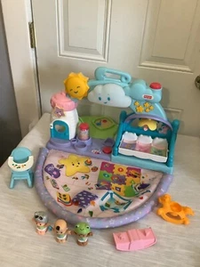 Fisher-Price Little People 1-2-3 Set da gioco per bambini con data pieghevole e porta - Foto 1 di 9