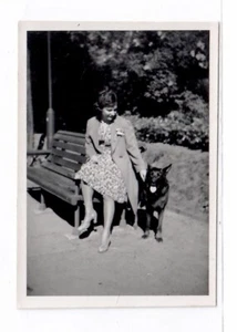 14206- Foto * Junge Frau mit Hund im Park * 50iger - Bild 1 von 2