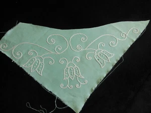 Longue broderie boucle ancienne main vintage fond vert  incrustation  B7-2 - Picture 1 of 6