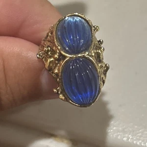 Vintage Gold Tone Blue Ribbed Glass Cabochon Ring Size 7-8 - Picture 1 of 9