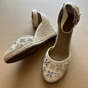 Sandalia de arpillera floral alpargata de cuña para mujer UNISA talla 9 blanco roto - Imagen 1 de 10