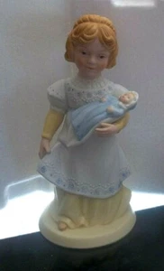 Avon a mothers love Porzellan Figur kleines Mädchen mit Puppe 5 cm 1981 - Bild 1 von 6