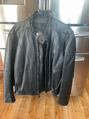 Chaqueta de moto de cuero para hombre Foto 1 de 3