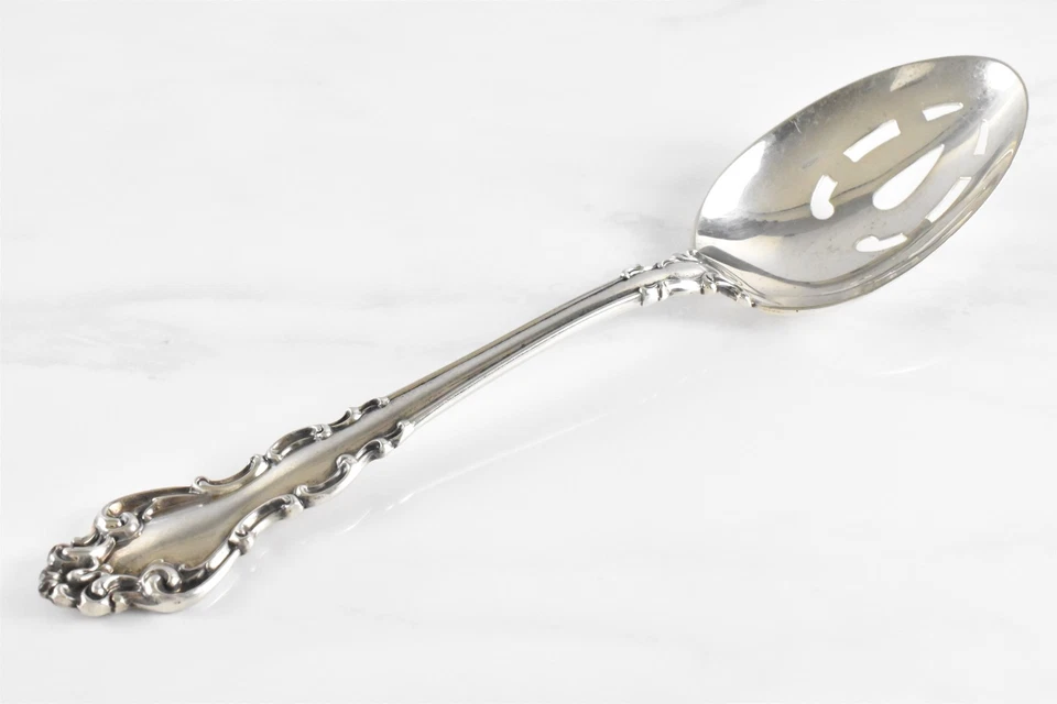 Cuchara para servir perforadora de plata de ley de 8-3/4" barroca española de caña y cartón (1965) Foto 1 de 4