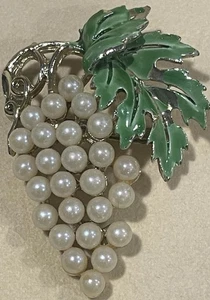 Spilla vintage graziosa perla finta con foglia smaltata verde mazzo d'uva spilla a grappolo 2,25" - Foto 1 di 2