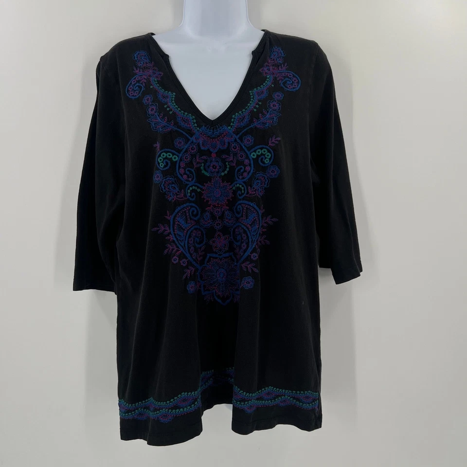 Blusa JWLA by Johnny Was preta boho camponesa tamanho 1X bordada floral gola V - Imagem 1 de 4