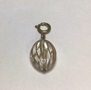 Colgante con dije de acrílico ovalado a rayas de color transparente y dorado de 1 pulgada x poco más de 1/2 pulgada - Imagen 1 de 11