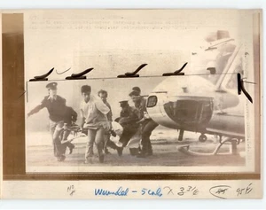 Equipo médico israelí llevar soldado herido helicóptero 1973 foto de prensa - Imagen 1 de 2