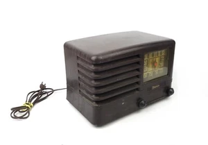 Vintage Art Deco Emerson 330 Bakelite AM Table Radio from 1942 Working - Picture 1 of 9