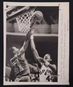 Vintage Artis Gilmoore vs. Terry Tyler Pressefoto, N.B.A. Sporen 1980 8x10'' - Bild 1 von 6