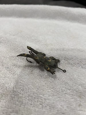 ANTIGUO DESCONOCIDO Rana de Goma Dura TRIBLE Gancho RANA TORO DISEÑO DE PIERNA ÚNICO Foto 1 de 4