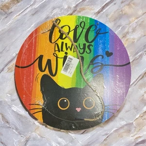 Letrero colgante arco iris gato negro LOVE ALWAYS WIN | Decoración de pared redonda 11 1/2" | NUEVO - Imagen 1 de 2